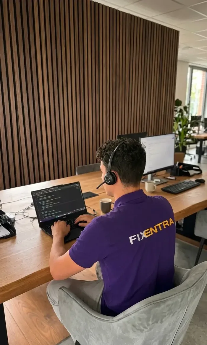 Medewerker van Fixentra aan de telefoon op kantoor