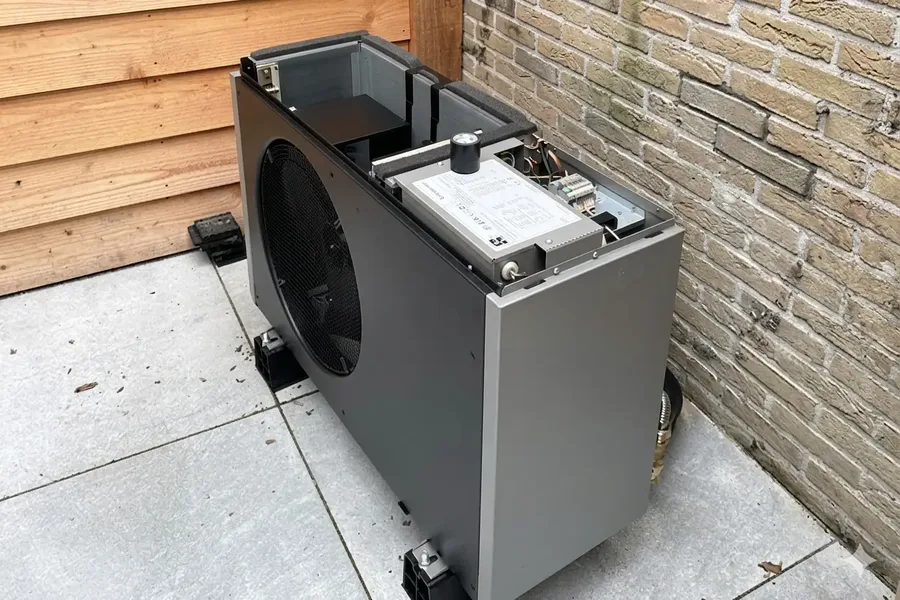 Quatt buitenunit tijdens onderhoud, met de kap eraf