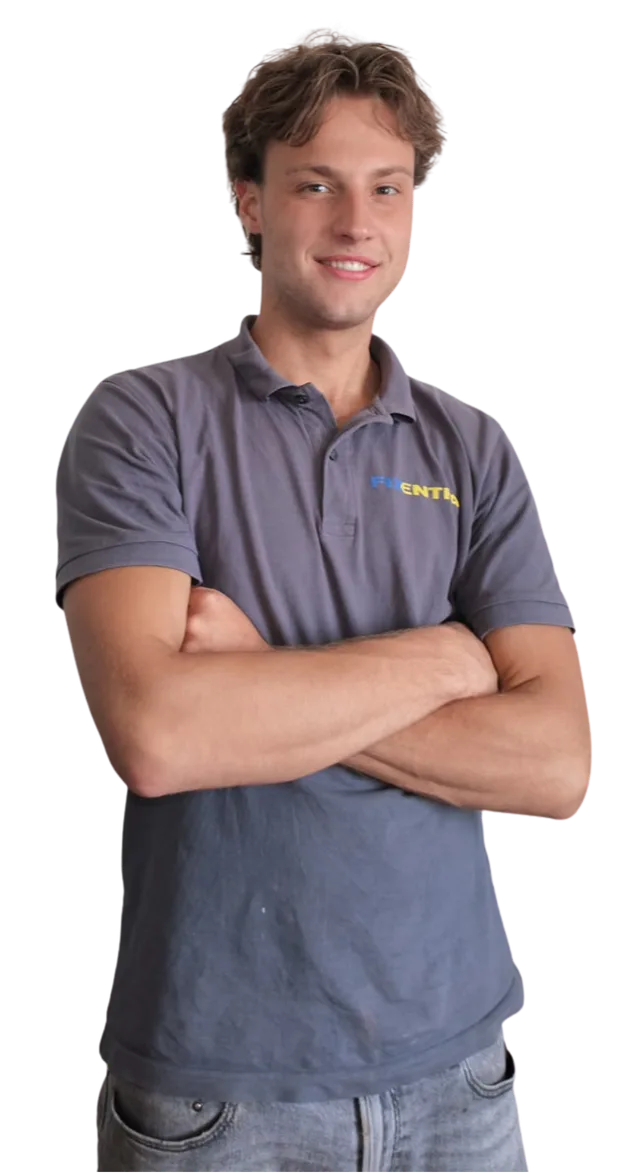 Monteur van Fixentra met de armen over elkaar in een Fixentra-polo