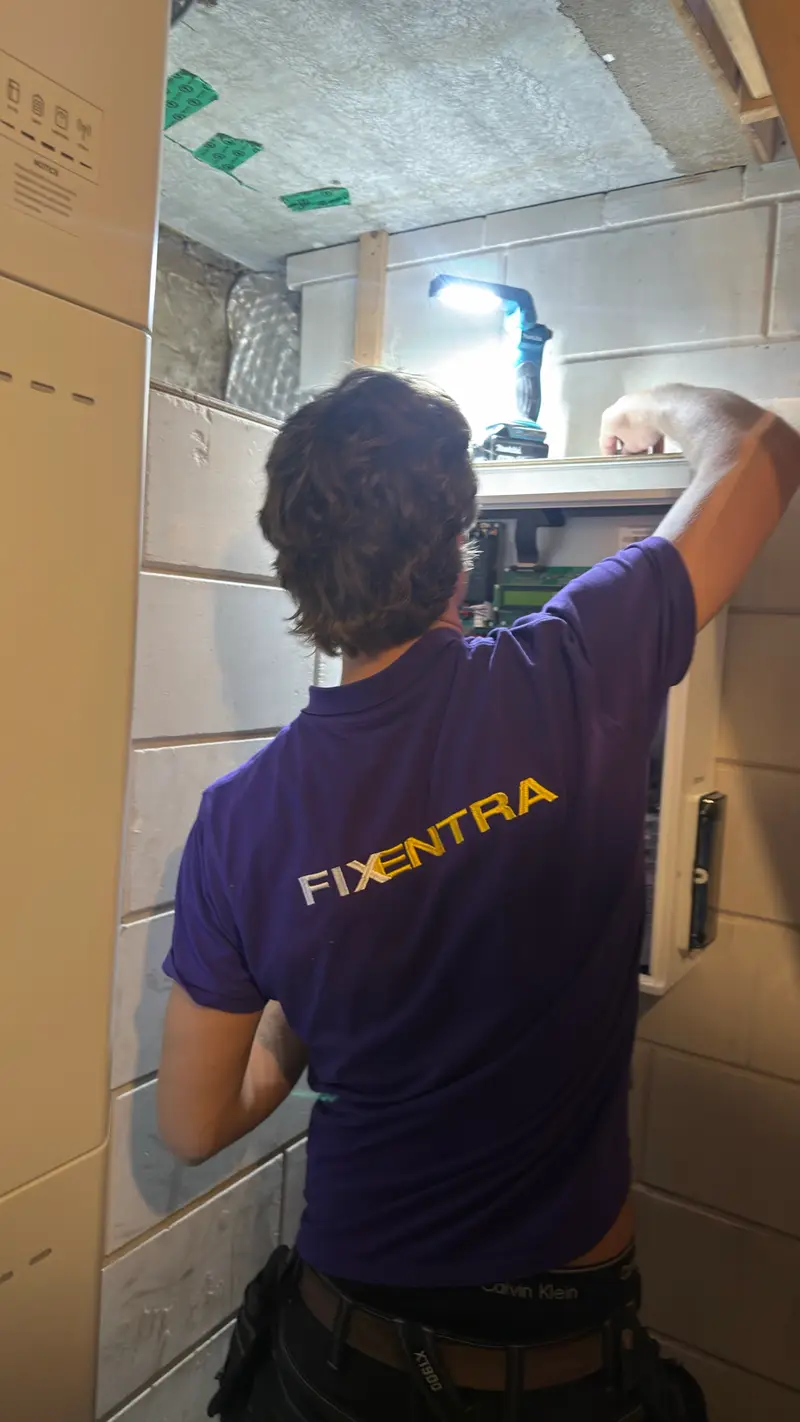 Elektricien van Fixentra aan het werk in de meterkast