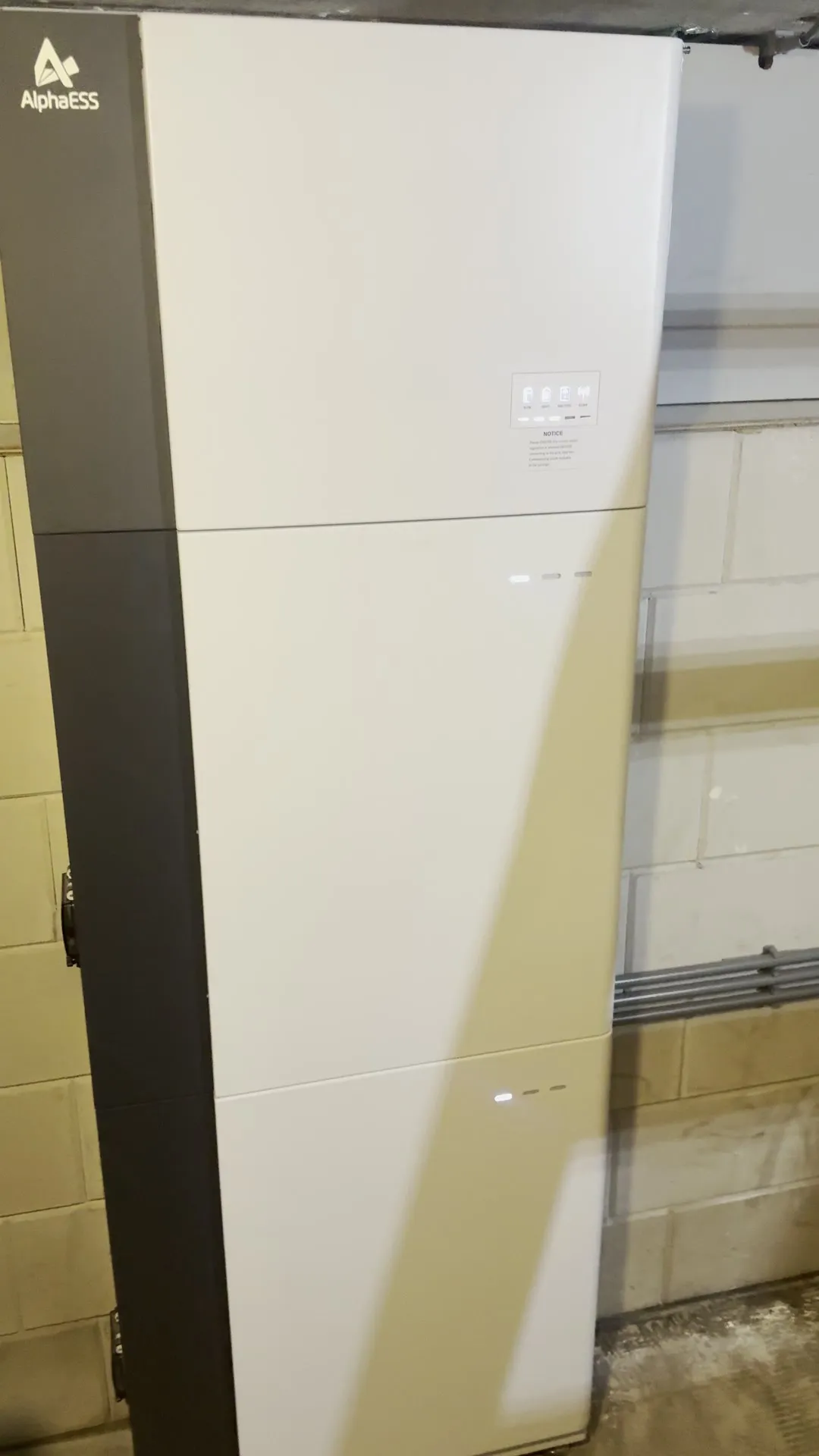 AlphaESS-thuisbatterij van 18,6 kWh met 10 kW-omvormer in een kelder met lichte muren