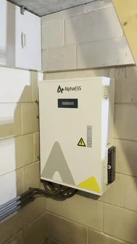 Vervaagde achtergrond van een geïnstalleerde thuisbatterij
