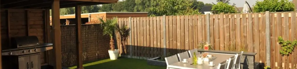 woningverduurzaming en wooncomfort met schuttingen en overkappingen