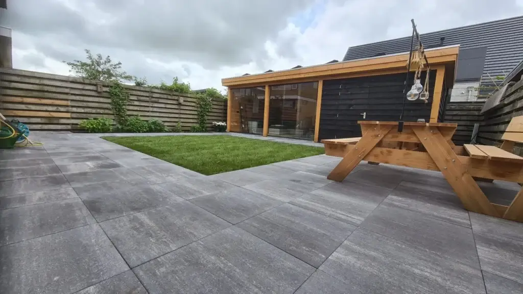 woningverduurzaming en wooncomfort met tuinaanleg en bestrating