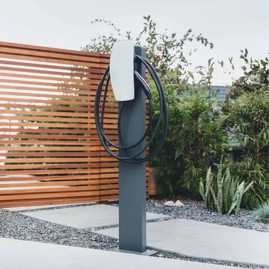 Tesla wall connecter op paal