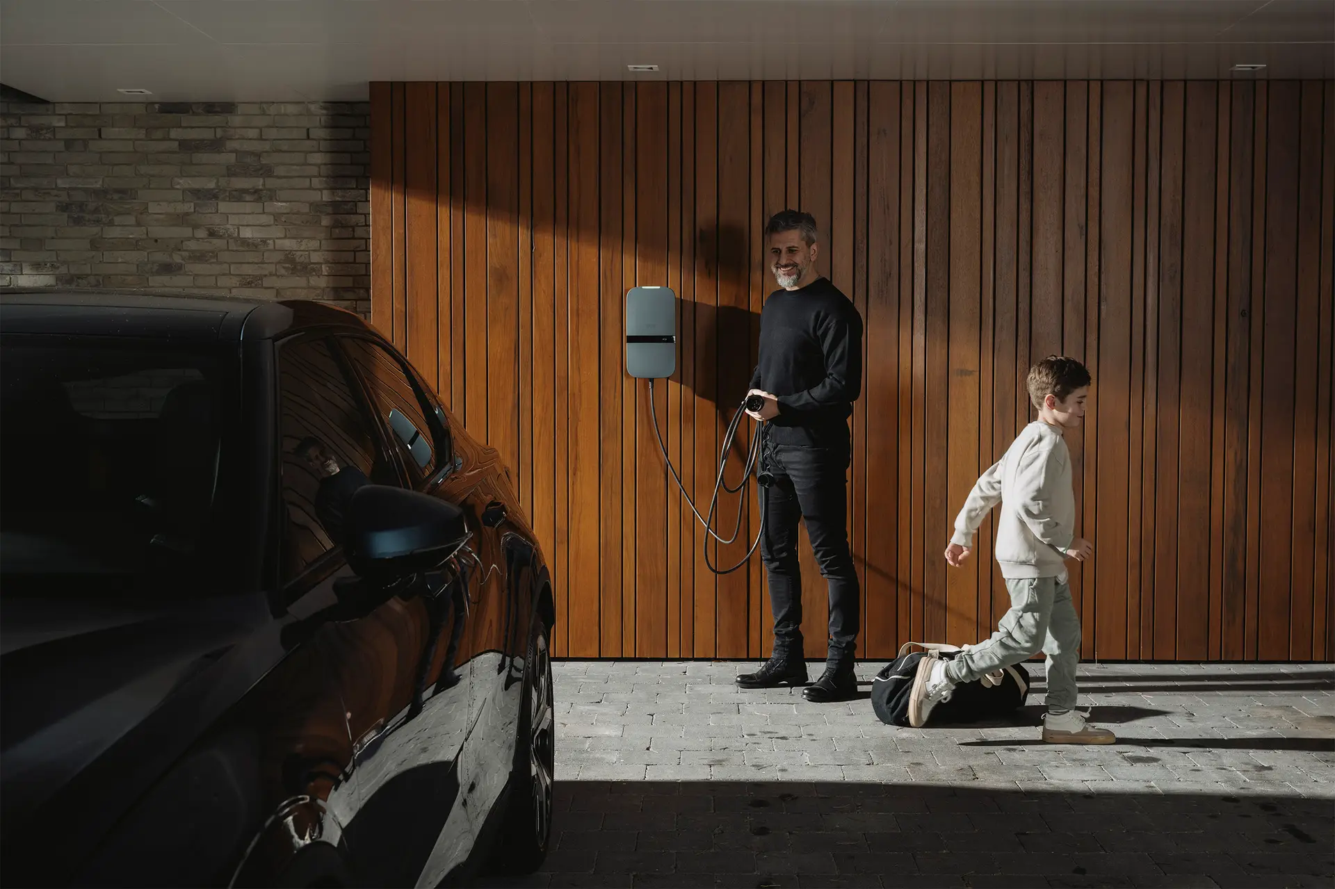Laadpaal aan de gevel bij een woning