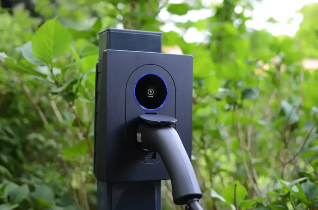 Zaptec laadpaal met aangesloten laadkabel in de tuin