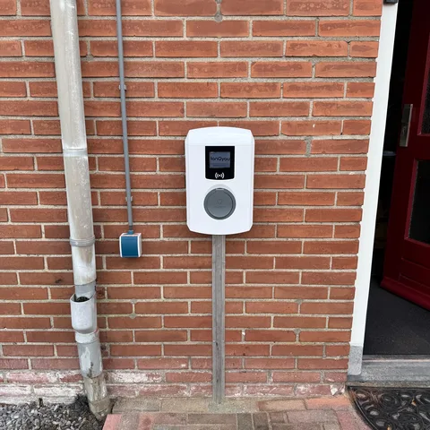 Witte Alfen laadpaal op een paal naast de voordeur in Nijkerkerveen