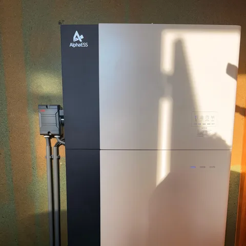 AlphaESS thuisbatterij aan de muur naast de meterkast in Alphen aan den Rijn
