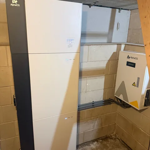 AlphaESS thuisbatterij met omvormer in een berging in Ermelo