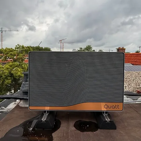 Quatt warmtepomp op een plat dak in Utrecht, met de skyline op de achtergrond