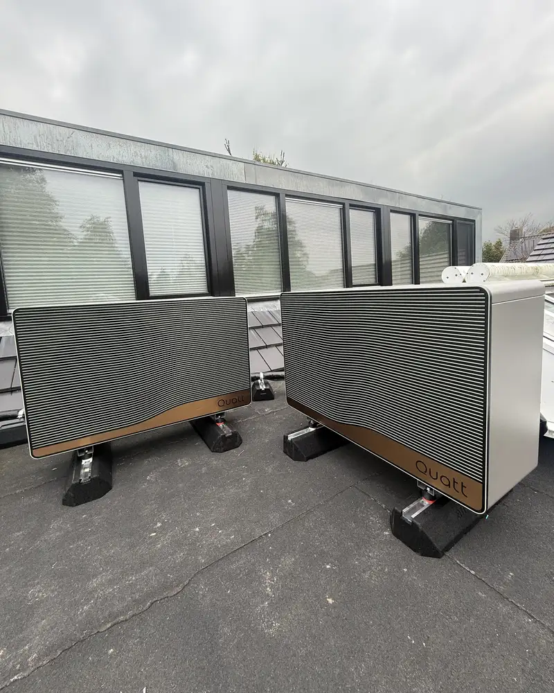 Twee Quatt-warmtepompen (Quatt Duo) op een plat dak in Leusden, geplaatst door Fixentra