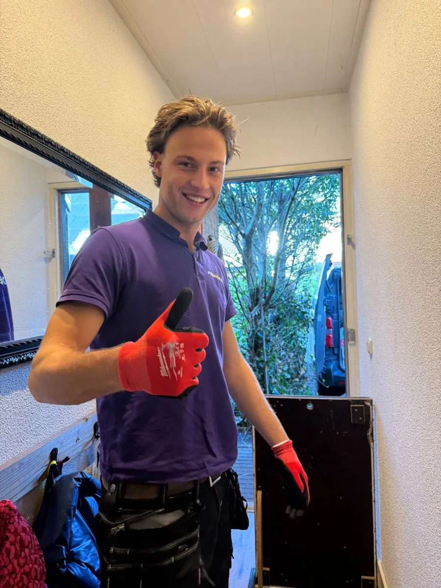Monteur Jesse van Fixentra aan het werk