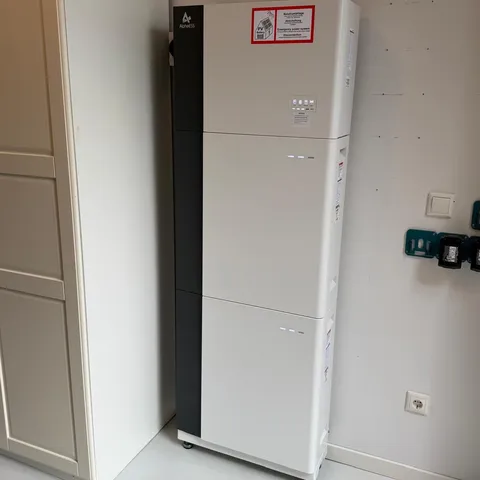 AlphaESS-thuisbatterij van 18,6 kWh met Backup Box Plus in een berging in Hoef en Haag