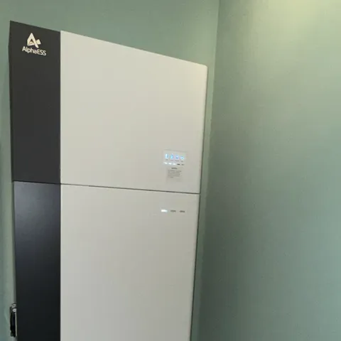 AlphaESS-thuisbatterij tegen een groene muur in Den Haag