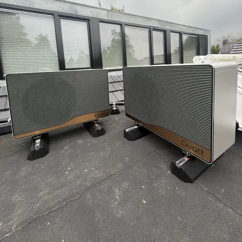 Twee Quatt-warmtepompen (Quatt Duo) naast elkaar op een plat dak in Leusden